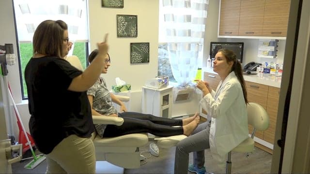 Quebec: Deaf Podiatrist  ENGLISH SUBTITLES